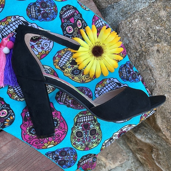 🌺 BETSEY JOHNSON w/COLORFUL Tassel Sandals Sz 9.5 - Picture 7 of 10